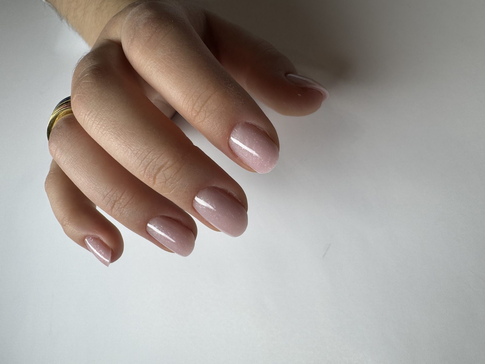 Naturlig rosa shimmer manikyr — håndverk fra Olga Scorocirja, sertifisert hudterapeut i Skien